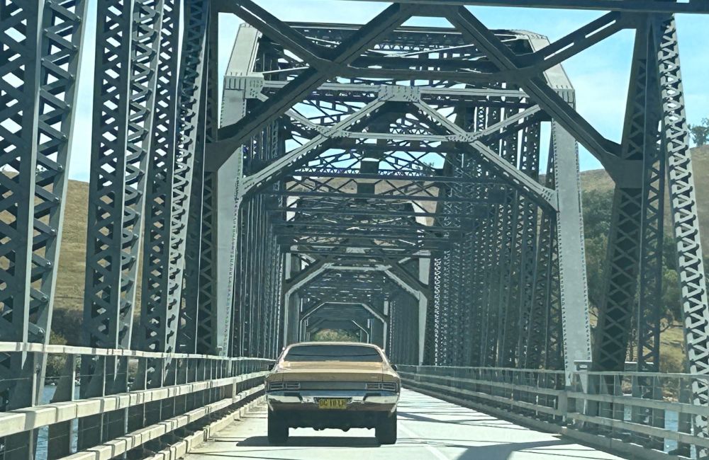 On the road to Bethanga Hotel